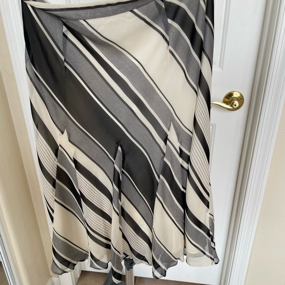Banana Republic Dresses & Skirts - Banana Republic silk skirt,gently worn .